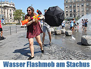 Flashmob „München schwitzt, Wasserbomben Alarm“ am Stachus, 27.07.2013 (©Foto: Martin Schmitz)